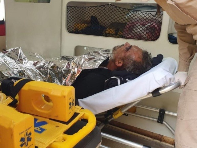 Francisco Carlos André dos Santos na ambulância a caminho de UPA (Foto: Henrique Kawaminami)