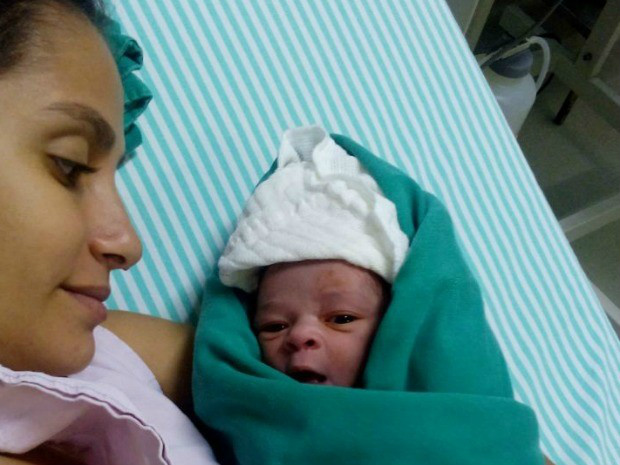 Mãe e filha após parto dentro do banheiro de hospital (Foto: Valdinei de Lima Ferreira/Arquivo pessoal)