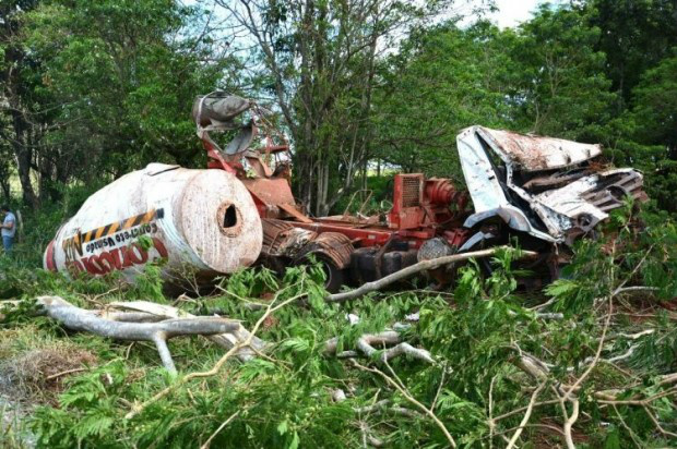Veículo conduzido pela vítima ficou completamente destruído com o acidente (Foto: Wilson Amaral/MS Cidades)