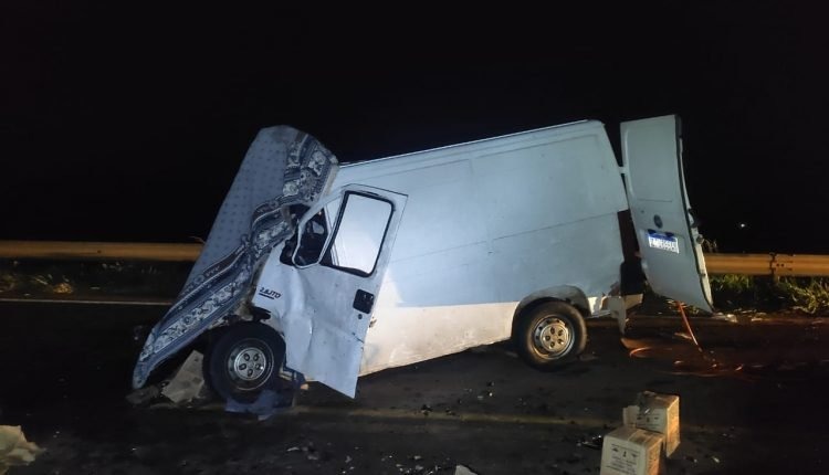 Após o acidente com a van e carreta,  três pessoas da mesma família  morreram. Foto:  O Cenário MS.