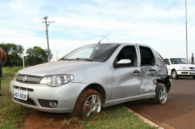 Palio ficou bastante danificado após colisão com caminhonete (Foto: Marcos Ermínio)
