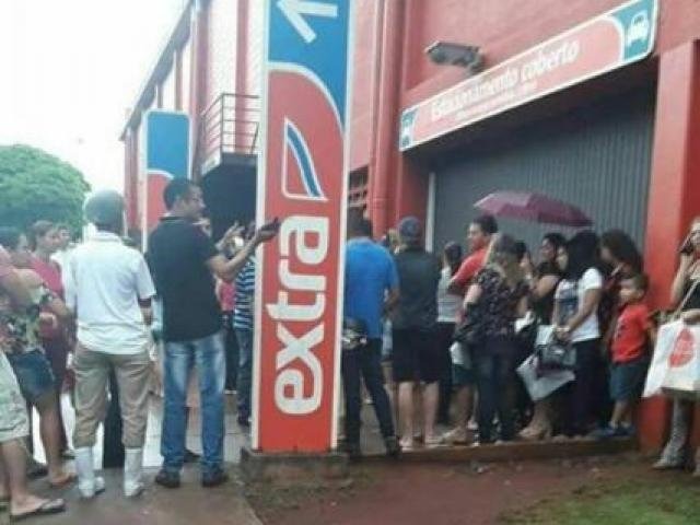 Imagem dos donos de veículos na porta do estacionamento do Extra de Dourados, ontem. (Reprodução redes sociais)