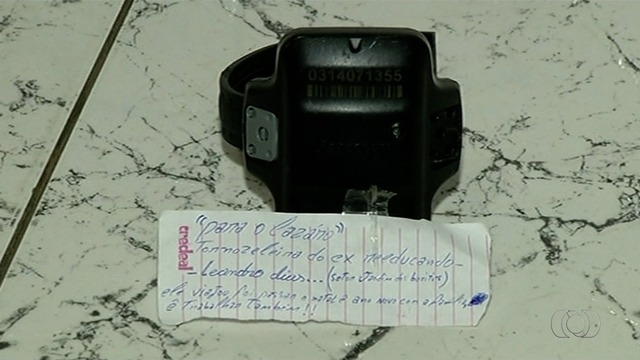 Tornozeleira e bilhete foram encontrados em delegacia de Gurupi (Foto: Reprodução/TV Anhanguera)