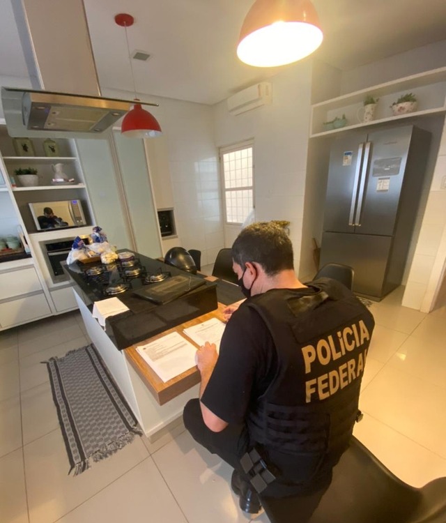 Polícia Federal na casa de um dos suspeitos — Foto: Polícia Federal/Divulgação
