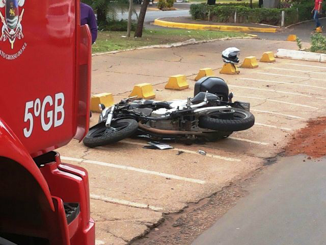 Acidente envolvendo uma moto Fazer 150 de cor preta e um Ford Fiesta