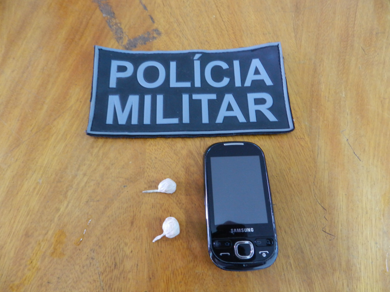 Papelotes de crack encontrados na abordagem.Foto: Rádio Caçula