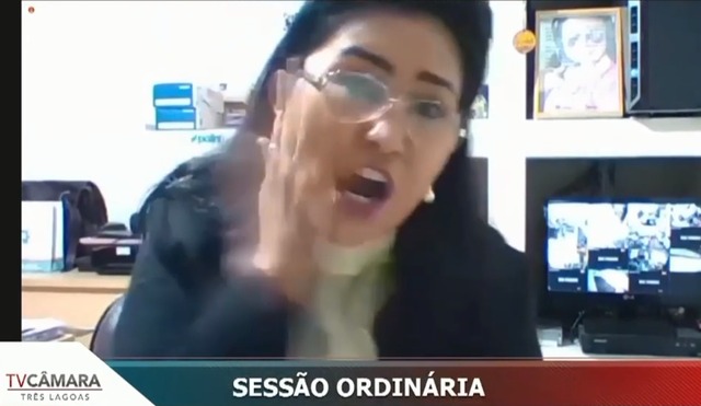 Vereadora durante a última sessão da Câmara Municipal - Foto: Reprodução/Youtube