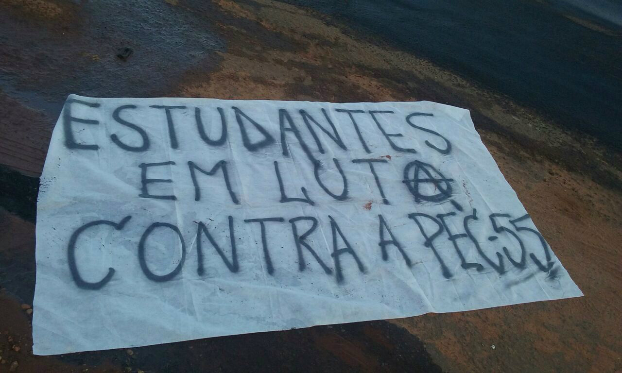 A faixa foi deixada na BR-262. 