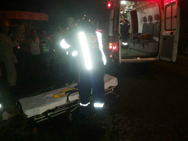 Vítima foi socorrida pelo Samu e encaminhada ao pronto-socorro. (Fotos: Rádio Caçula).