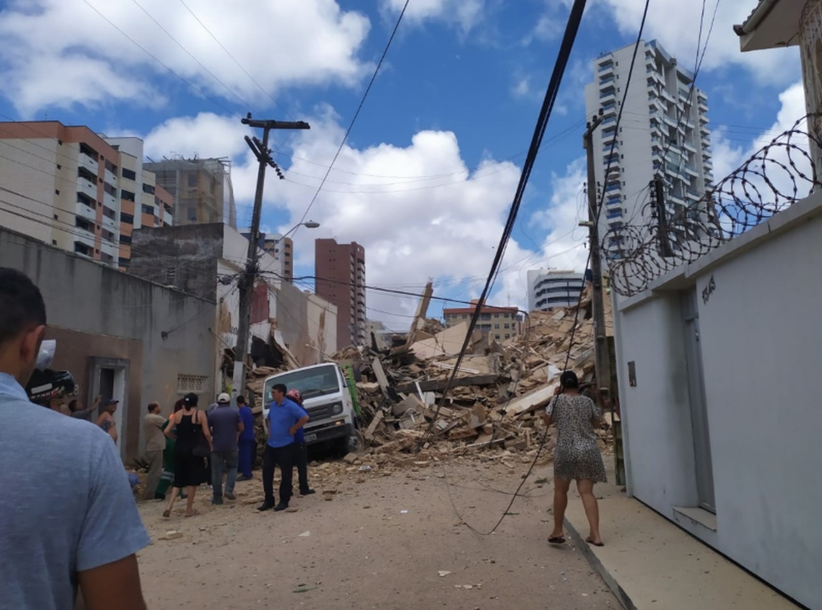 Destroços de prédio de sete andares que desabou em Fortaleza — Foto: Cinthia Freitas/G1 Ceará