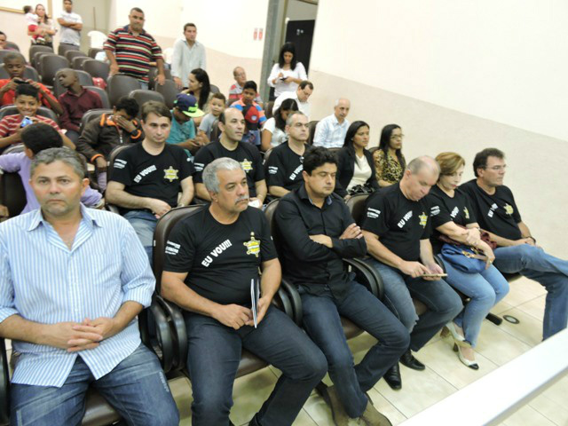 Promotor Antonio Carlos acompanhado a sessão ordinária ao lado do presidente da Associação Comercial Atílio D´agosto.Foto:Rádio Caçula