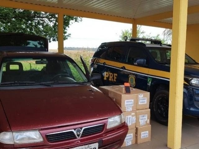 Máquinas de cartão de crédito e relógios estavam dentro de veículo; condutor não tinha documentação fiscal. (Foto: Agência PRF/Divulgação)