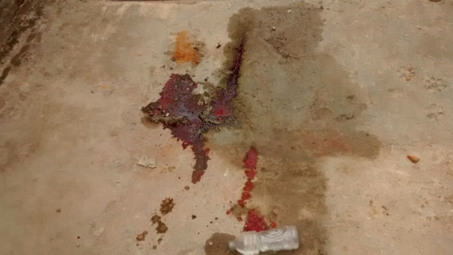 Sangue da vítima ficou espalhado pelo quintal da casa. (Fotos: Rádio Caçula).