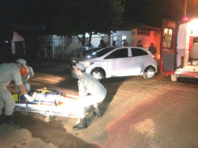 Condutor do Onix teve ferimentos na cabeça e foi socorrido pelo Corpo de Bombeiros. (Foto: Rádio Caçula).