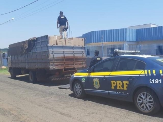 Policiais durante a vistoria ao carregamento. (Foto: Divulgação)