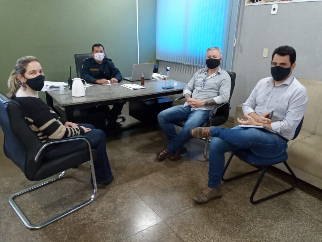 Gestores municipais e Comandante do 2º BPM reuniram-se nesta sexta (10) para planejarem novas ações de recolhimento. Foto: Rádio Caçula.