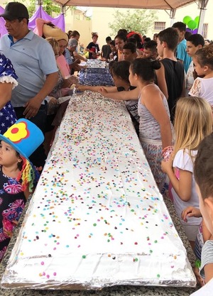Bolo de 120 Kg feito especialmente para a comemoração do Dia das Crianças. Foto: Arquivo pessoal.