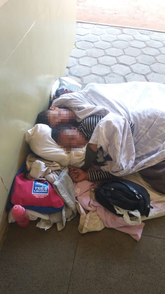 Registro de um casal de moradores de rua dormindo na rodoviária, nesta sexta (10). Foto: Julia Vasquez/Radio Caçula.