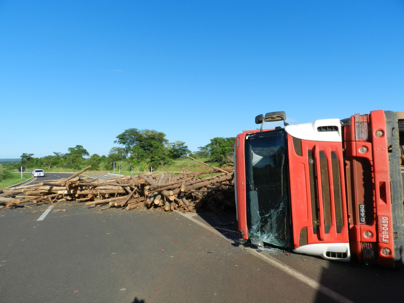 Caminhão tombou na pista e espalhou toda a carga, impedindo o trânsito.Foto: Rádio Caçula