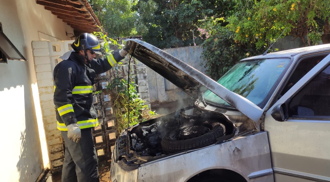 Veículo ficou parcialmente destruído com o incêndio – Fotos: Divulgação / 5ºGBM