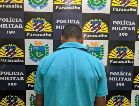 Indivíduo de 30 anos preso pela PM por porte ilegal de arma de fogo e receptação em Paranaíba (MS). Foto: 13º BPM.