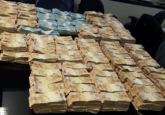 Milhões de reais encontrados em espécie na casa de Edmar Santos, segundo o MP — Foto: Reprodução