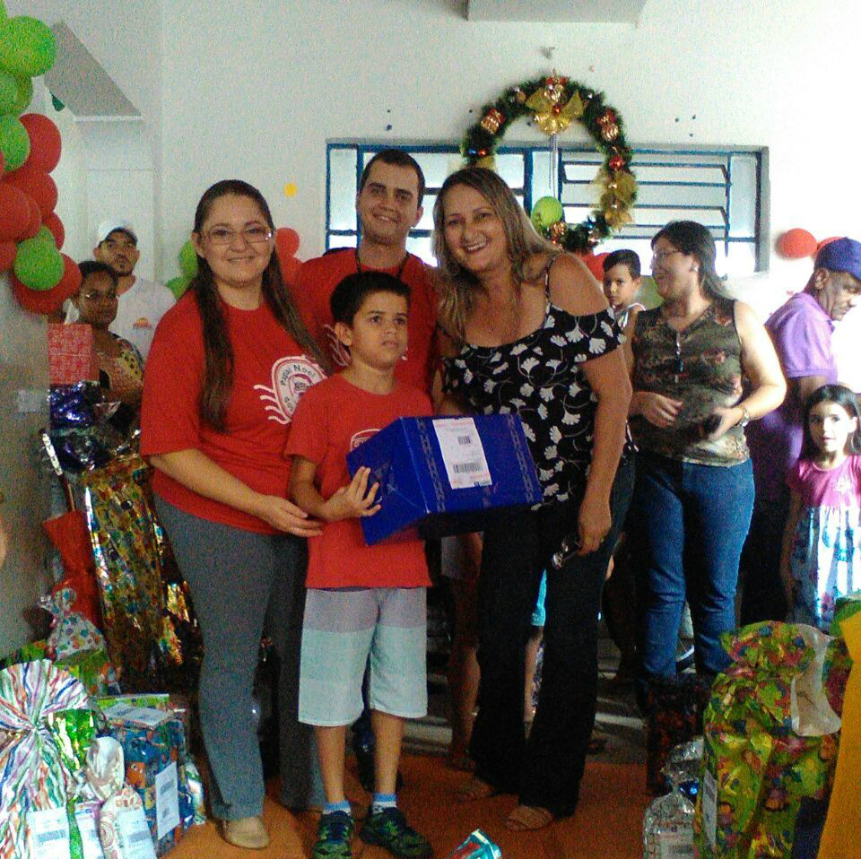A coordenadora do projeto Papai Noel dos Correios, Cristiane Balogh esteve na Escola junto com a Diretora Eva Torres Lata Nascimento. 