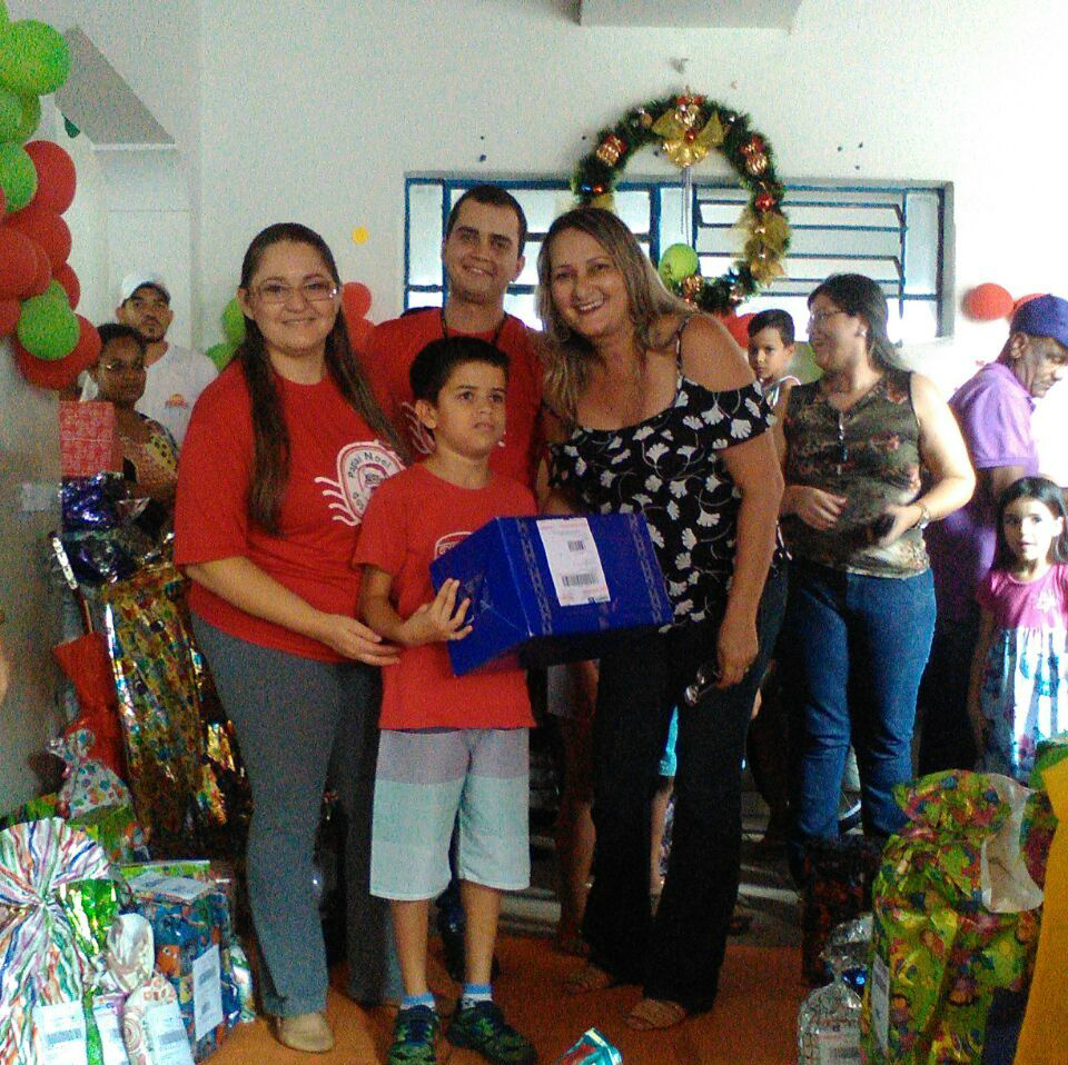 A coordenadora do projeto Papai Noel dos Correios, Cristiane Balogh esteve na Escola junto com a Diretora Eva Torres Lata Nascimento.