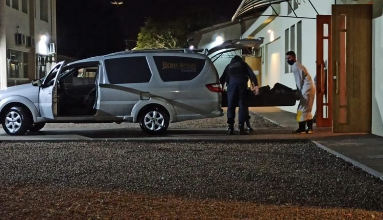 Corpo é retirado de dentro da igreja. (Foto: Sidnei Bronka).