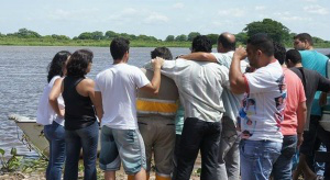 Amigos e familiares acompanharam o resgate do corpo (Foto: Diário Corumbaense)
