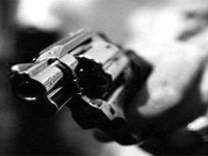 Mulher é golpeada com arma de fogo