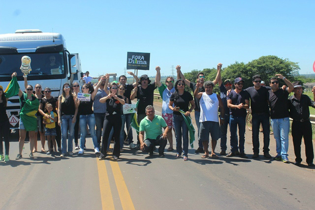 Último protesto aconteceu no dia 18 deste mês e também interditou a barragem de Jupiá. (Foto: Arquivo/Rádio Caçula).