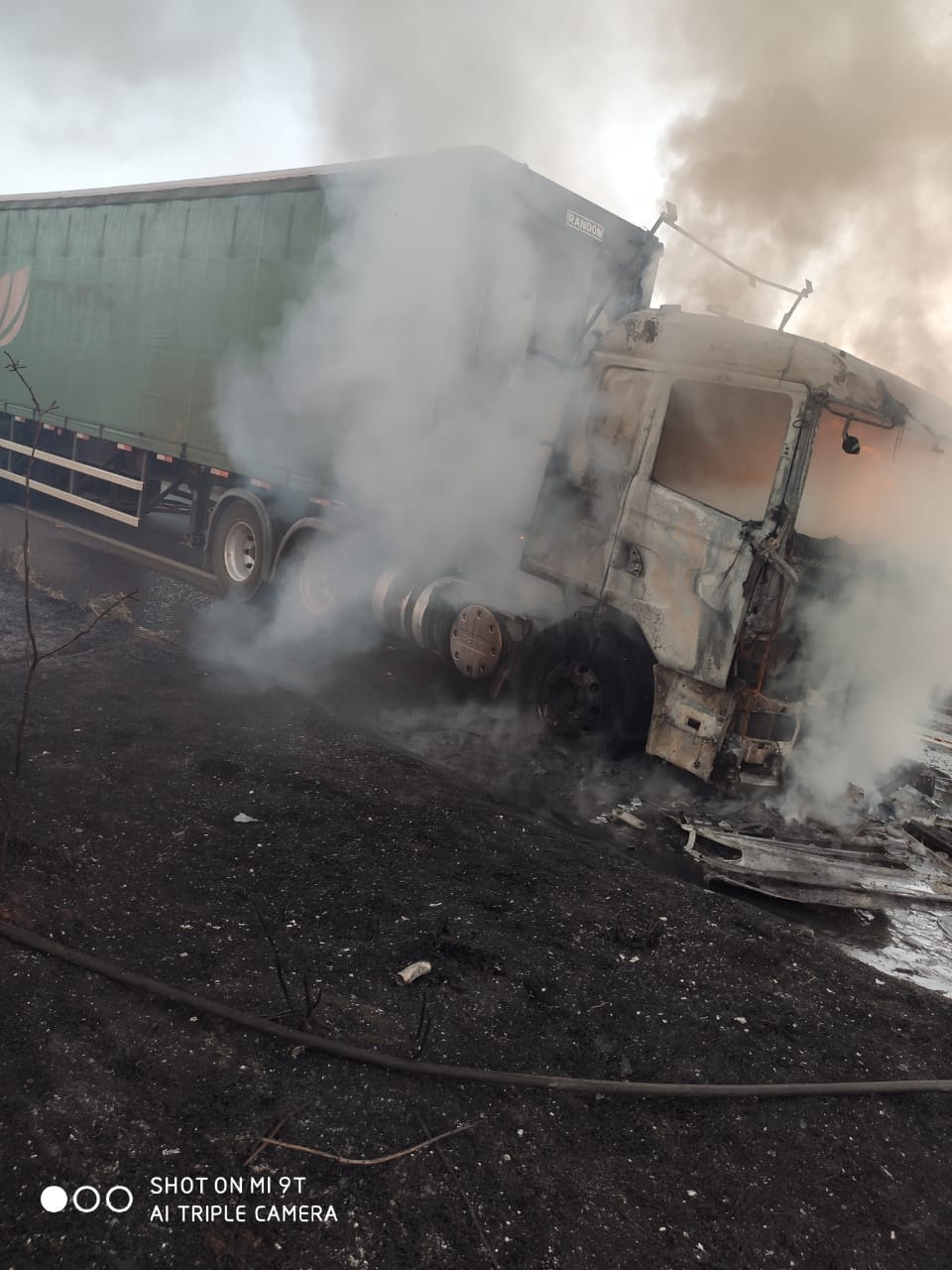 O semi-reboque da carreta ficou totalmente destruído pelas chamas. Foto: 5º GBM.