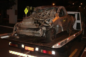 Jovem capota ao furar bloqueio policial 