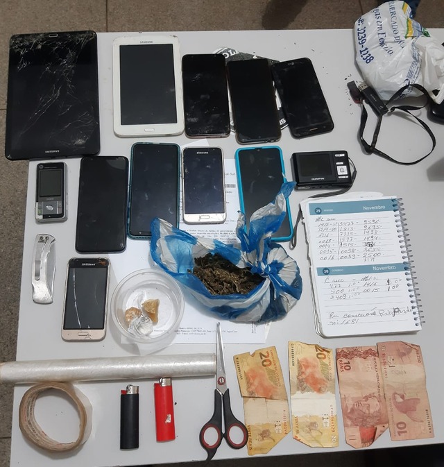 Objetos e drogas apreendidas durante a ação em conjunto de Policiais Civis de Água Clara e Ribas do Rio Pardo. Foto: Polícia Civil