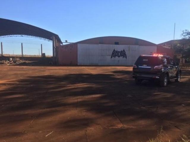 Viatura da Deco em hangar de São Gabriel do Oeste, onde policiais cumpriram mandado em 2017 (Foto: Polícia Civil/Divulgação)