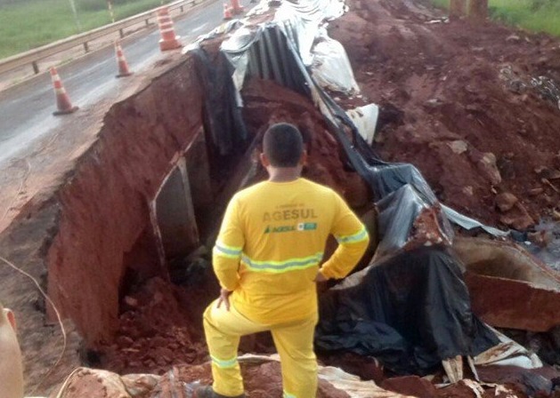 Chuva provou desabamentos em parte da pista na rodovia MS-338 (Foto: Campo Grande News)