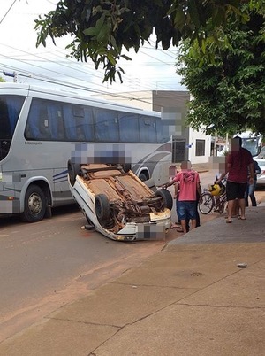 Populares tentaram ajudar as vítimas. Foto: Rádio Caçula.
