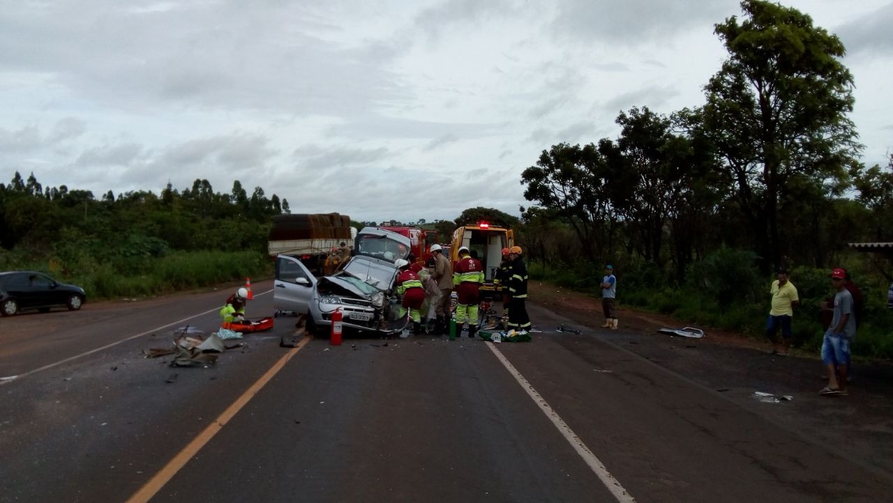 Veículo ficou destruído com o impacto. (Foto: Álvaro Rezende)