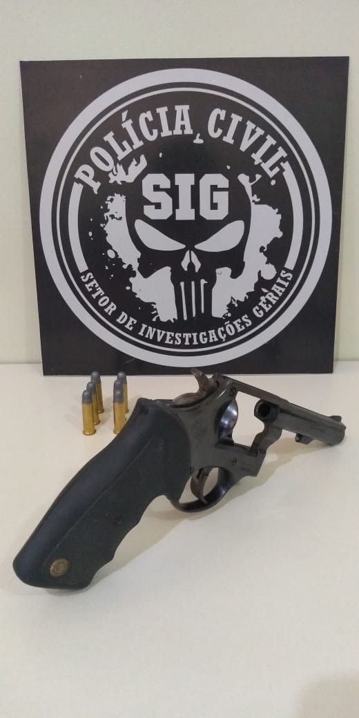 Durante o cumprimento de um dos mandados de busca, foi localizado na casa do pai de um deles, no bairro Santa Luzia, nesta cidade, uma arma de fogo. Foto: Polícia Civil do MS.