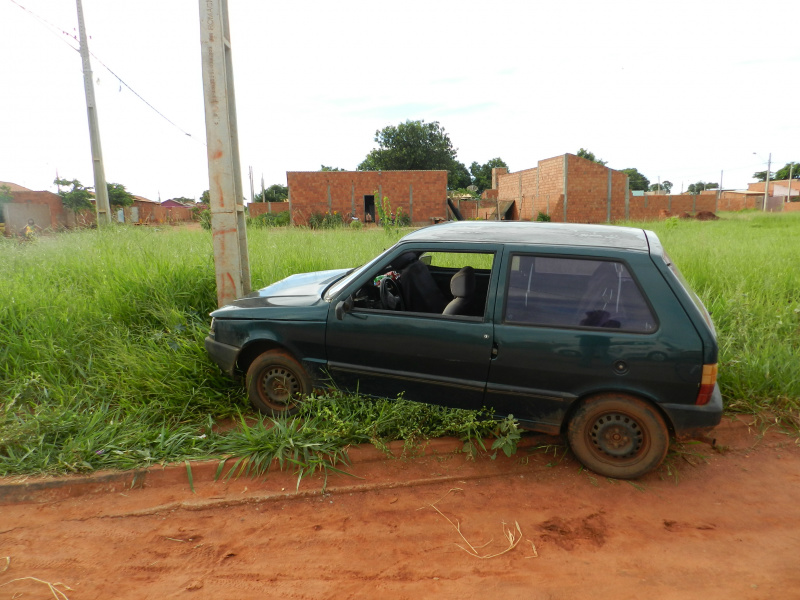 O idoso parecia estar embriagado, quando bateu no poste, uma da crianças ficou ferida.Foto: Rádio Caçula