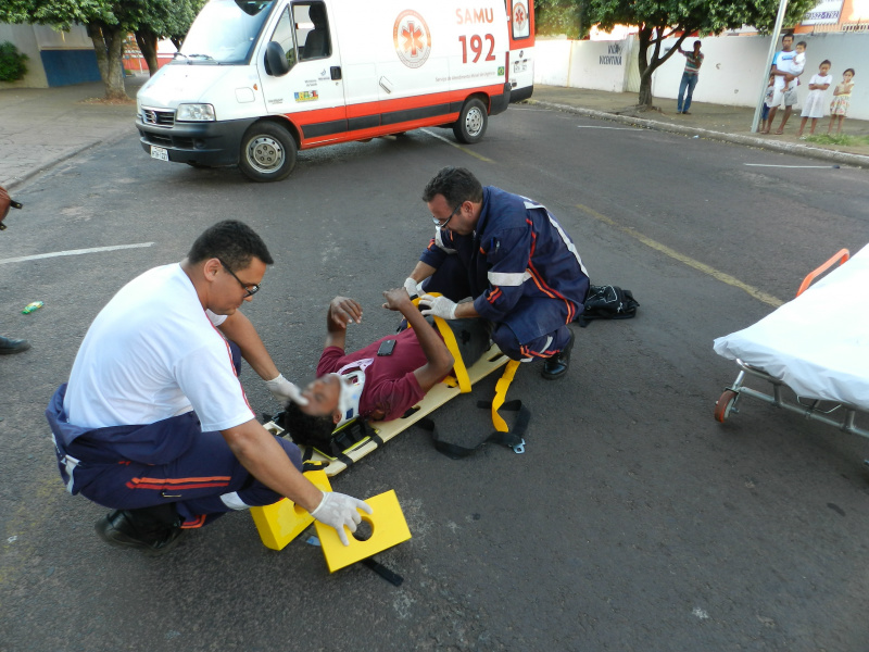 O rapaz foi desviar de uma pedra quando perdeu o controle da moto e caiu.Foto: Rádio Caçula
