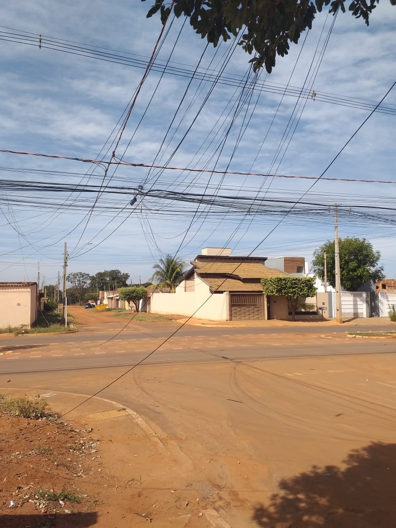 Os fios de fibra ótica caem em via pública. Foto: Internauta/Direto das ruas.