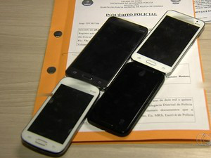 Celulares dos indiciados passampor perícia (Foto: Reprodução/TV Anhanguera)