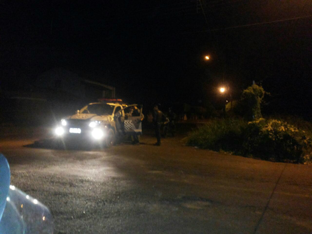 Suspeito foi encontrado em um matagal. (Foto: Rádio Caçula).