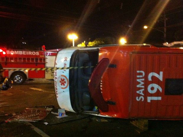Viatura do Samu tombou após colidir com carro na avenida Afonso Pena (Foto: Gabriela Pavão/ G1 MS)