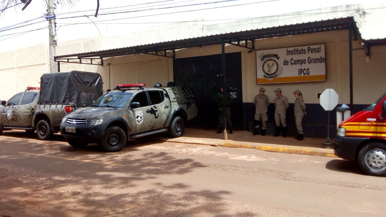 Movimentação em frente ao presídio . (Foto: Álvaro Rezende/Correio do Estado)