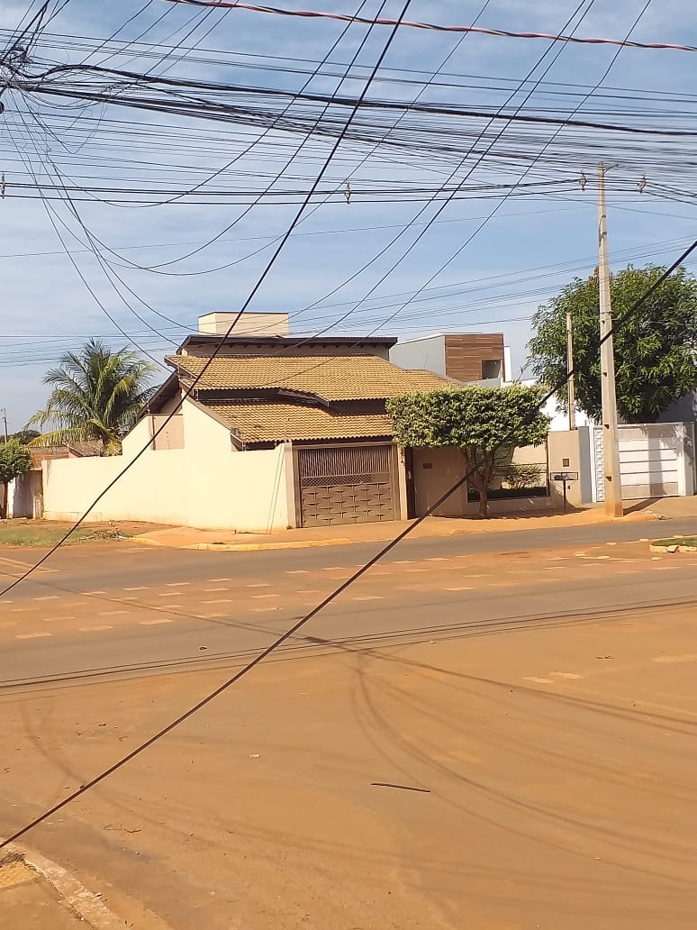 Os fios de fibra ótica caem em via pública. Foto: Internauta/Direto das ruas.