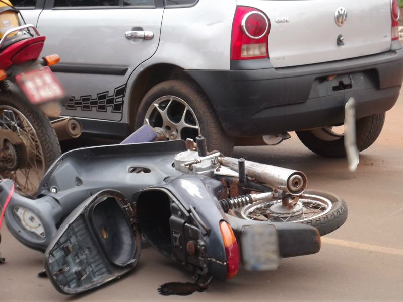 O veículo Gol teria reduzido a velocidade para conversar com um mototaxista, quando o motociclista da biz acabou batendo na traseira.