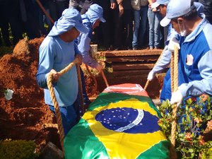 Cristiano Araújo foi enterrado em cemitério de Goiânia (Foto: Sílvio Túlio/G1)